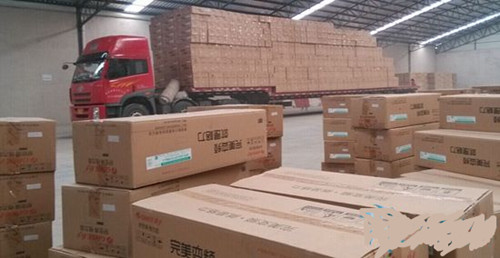 格力空调串货现场曝光 经销商感概被套牢_大比