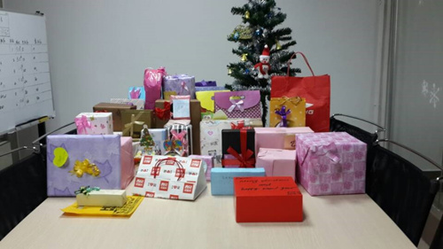 【送祝福】圣诞节互换礼物 大比特人嗨翻全场