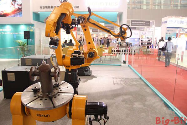 机器人发展四大 顽固派 应给予沉重打压_大比