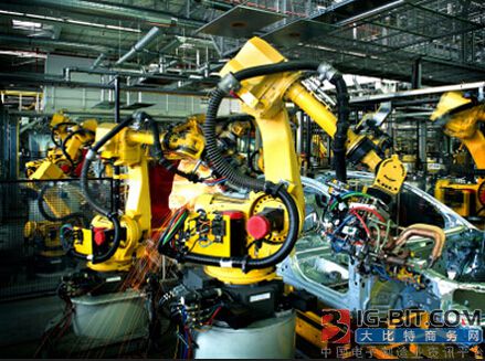 智能化工厂诠释工业4.0 汽车车间进行机器换人