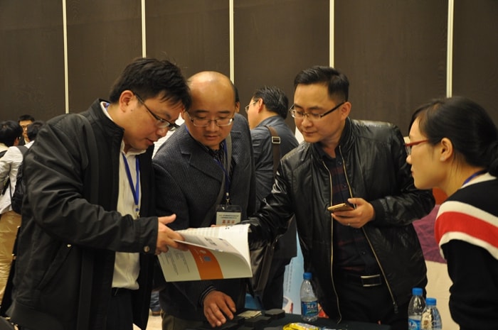 第七届新能源汽车充电桩会议展示区图片4