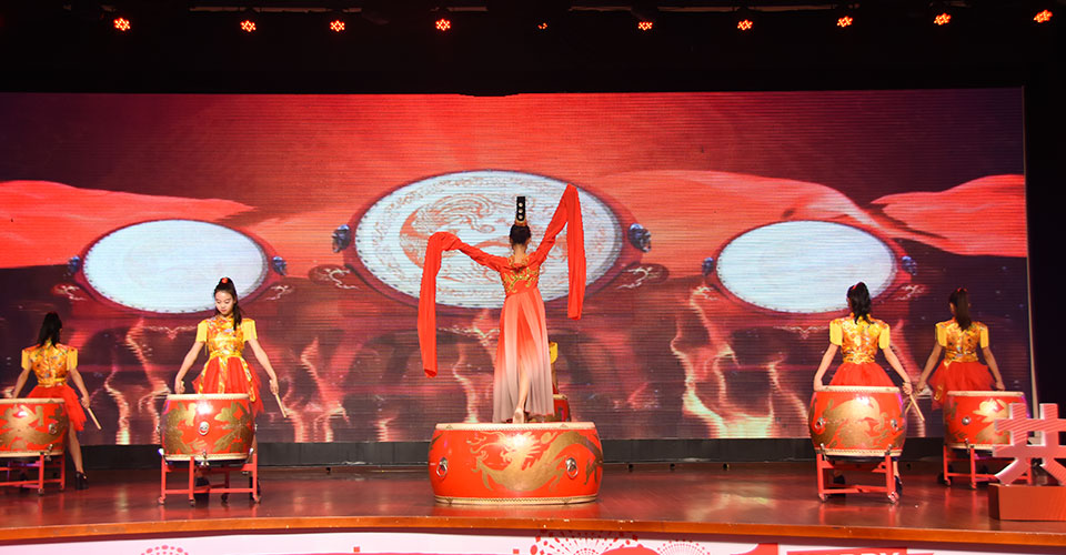 晚宴现场歌舞表演