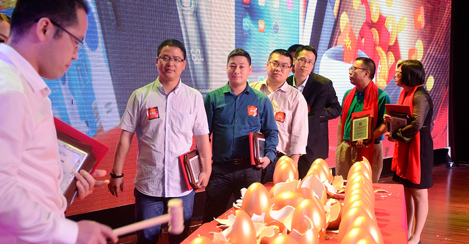 现场砸金蛋活动