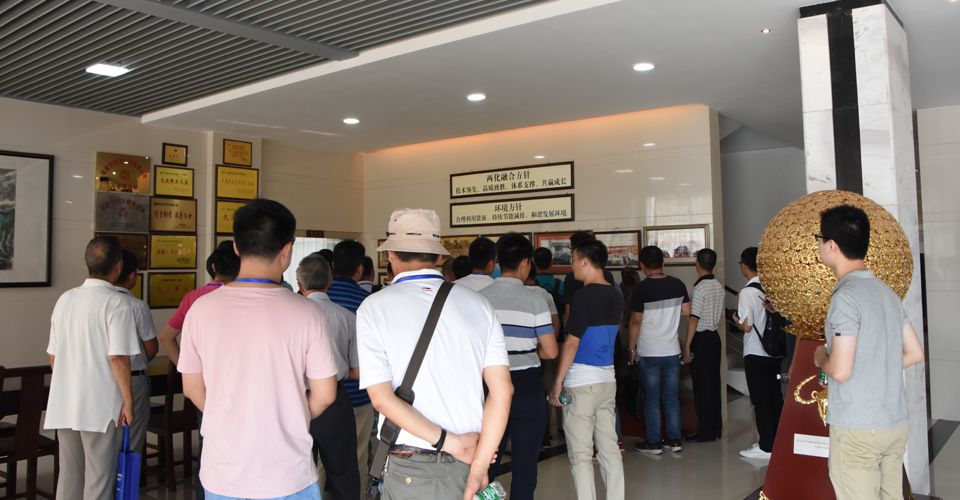 参会代表们前往福建创四方电子有限公司参观