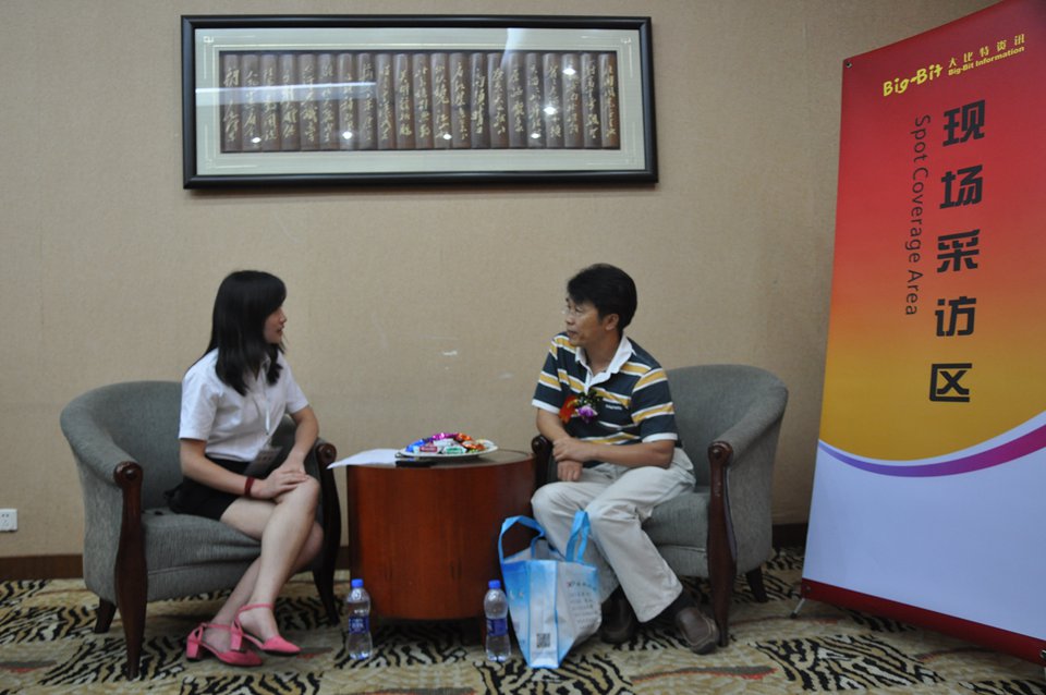 记者现场忙着采访嘉宾