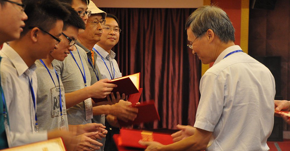 陈为教授为本届优秀论文获奖者颁奖