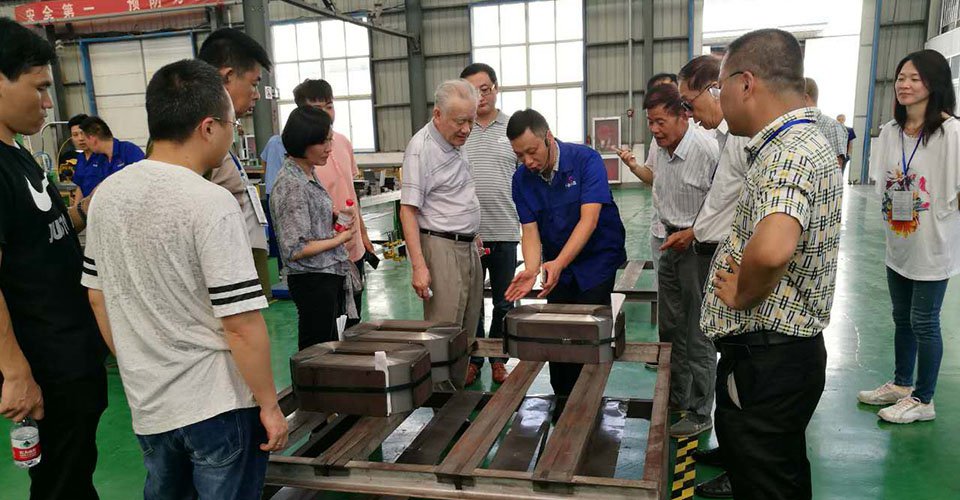 参会代表们前往河南中岳非晶新型材料股份有限公司参观