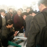 行业资深专家，福州大学陈为博士演讲完毕，众多企业人士围到跟前，与陈博士进行技术交流