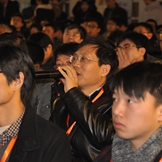 会议现场，工程师提问