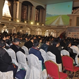 会议现场人数超乎预期，旁边多增加了几排凳子