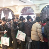 为了答谢广大工程师朋友们对本次会议的热情支持，会议最后，主办方对嘉宾朋友们赠送名牌电源1部、名牌背包1个。