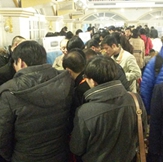 中场休息期间，众多行业工程师涌至展示位，与参展企业进行交流