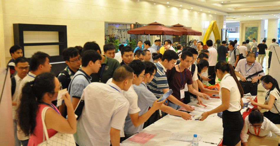 与会工程师排队领取主办方准备的精美礼品