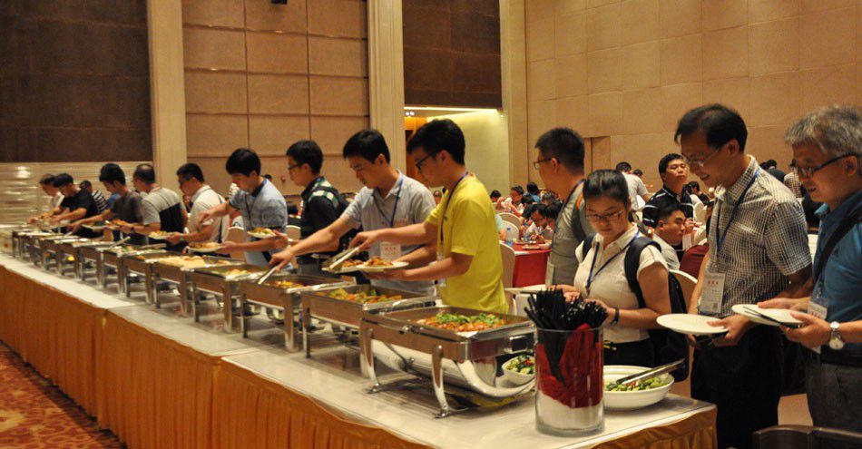 参会嘉宾和工程师们在享用丰盛的午餐