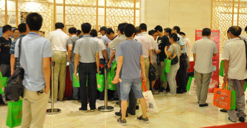 与会工程师排队领取主办方准备的精美礼品
