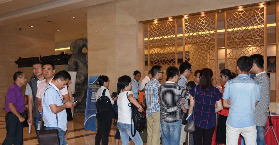 早上八点左右，参会嘉宾陆续来到签到处排队签到