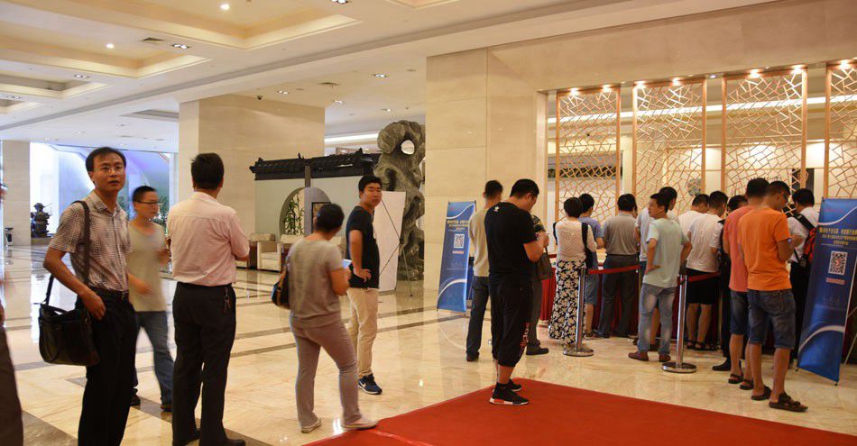 签到处人声鼎沸、热闹非凡