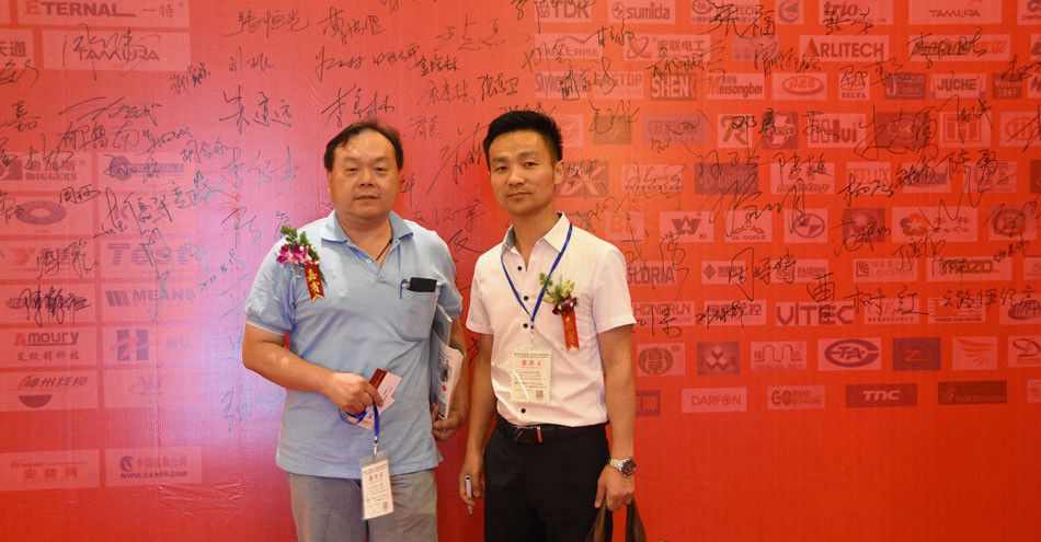 嘉宾们纷纷在签名墙上留下自己的大名，并合影留念。